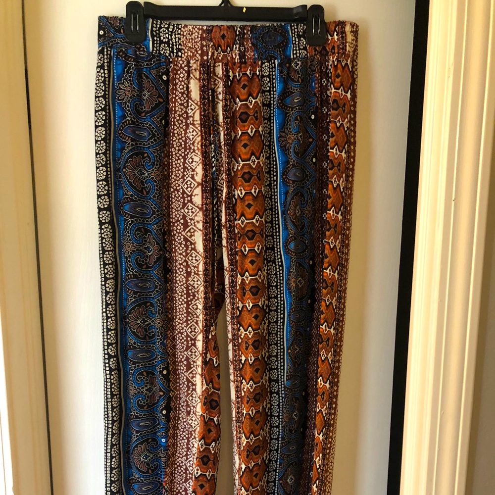 Loose 😎 comfy, business casual 👖 thin pants.